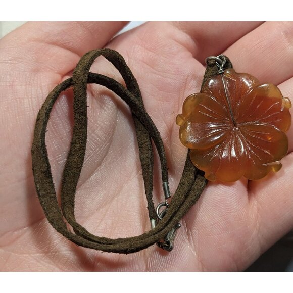 Vintage Carved Orange Stone Flower Pendant Necklace - Picture 5 of 6